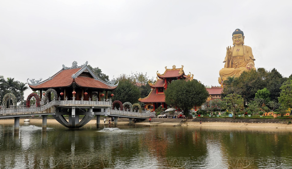 Devant la pagode, il y a un grand plan d'eau rectangulaire. 