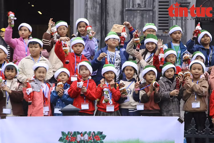 Enfants s’amusant devant la Cathédrale Saint-Joseph de Hanoï (Hoan Kiem - Hanoï).
