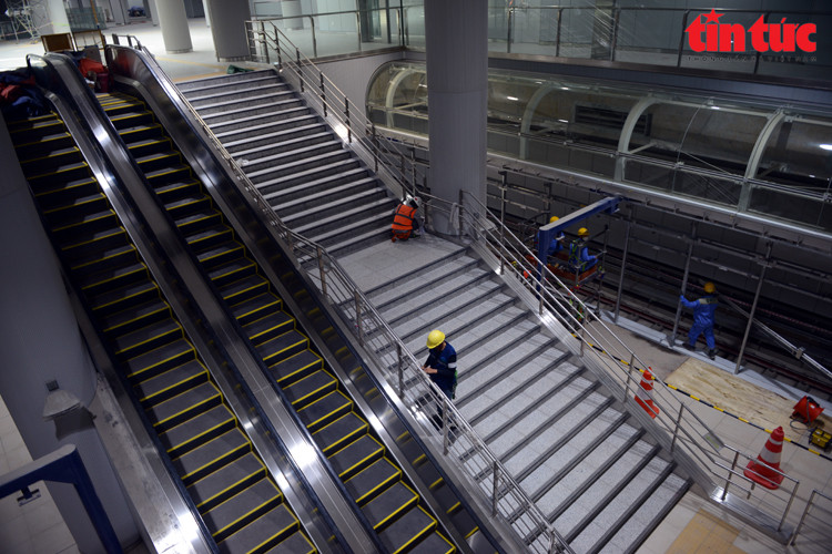 Accès aux 1er et 2ème étages par des escalators et des escaliers. 