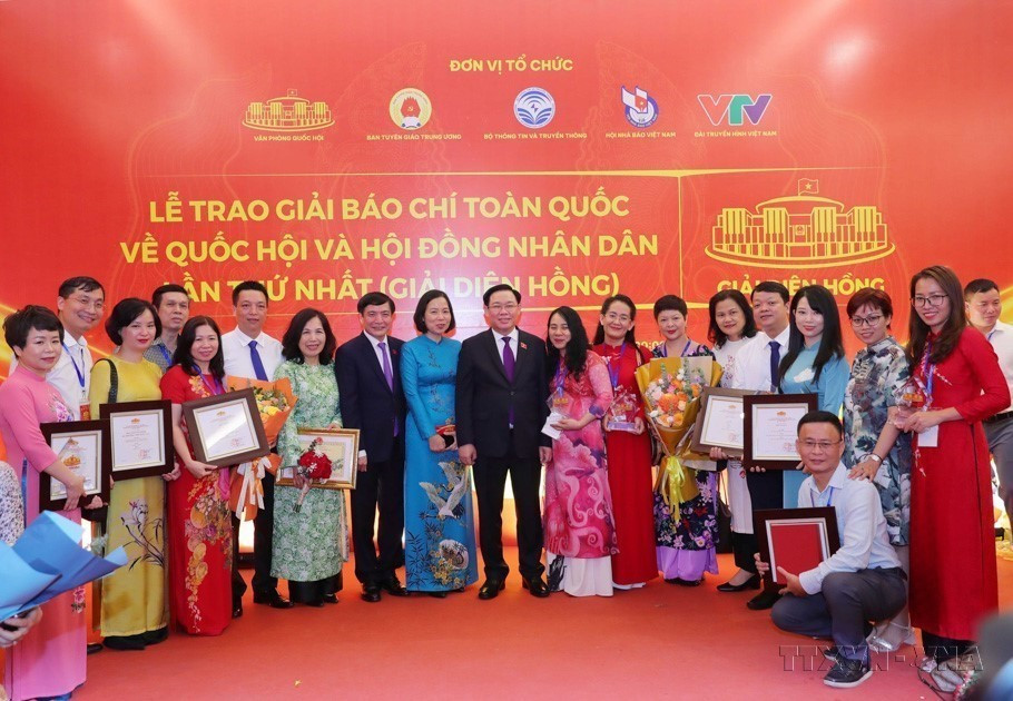 Le président de l'Assemblée nationale Vuong Dinh Huê et la directrice générale de la VNA Vu Viet Trang ont pris des photos avec les auteurs et groupes d'auteurs de la VNA ayant remporté des premiers Prix Diên Hông - le prix de la presse nationale de l’Assemblée nationale et des conseils populaires. 
