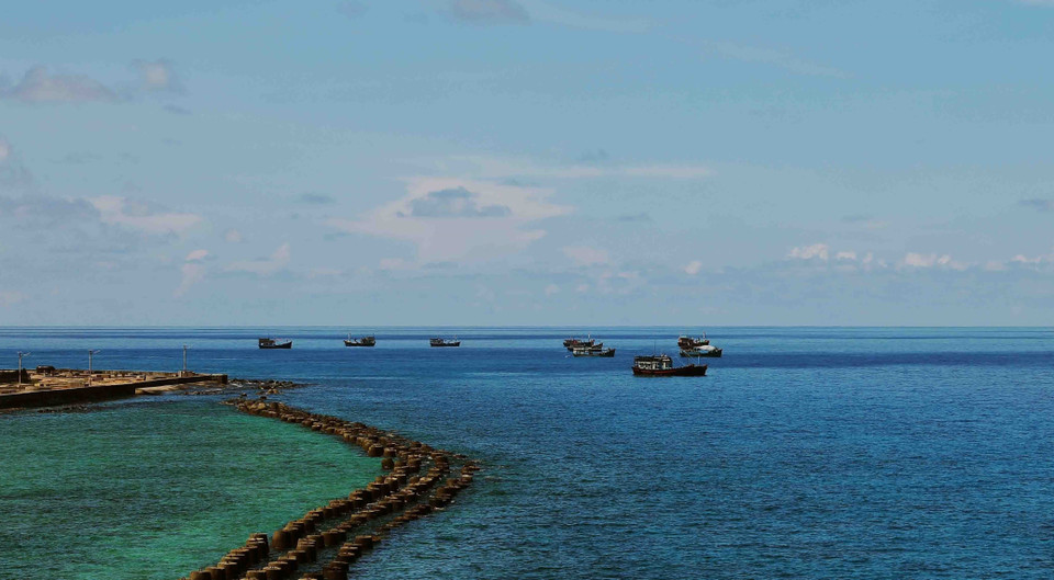 Sur le district insulaire de Truong Sa, sont construits des ouvrages en dur : écoles, dispensaires, services logistiques pour la pêche. 