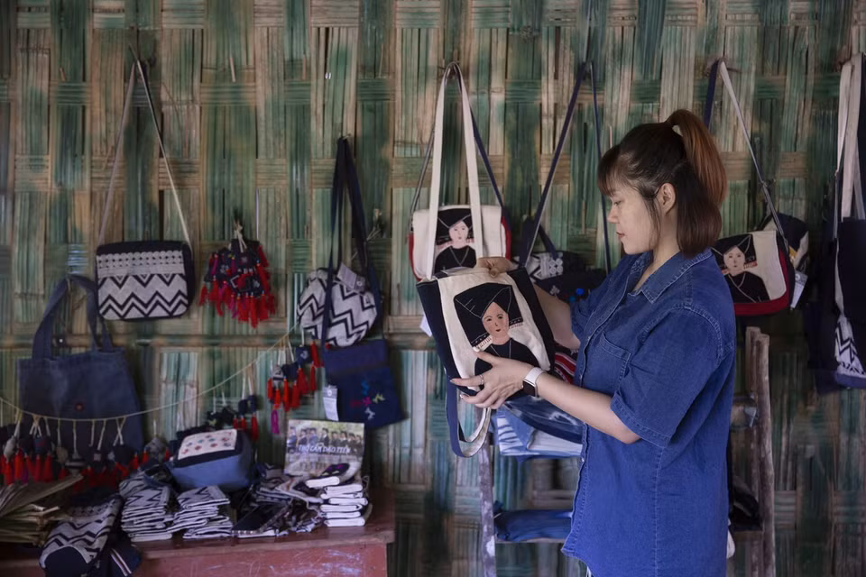 Une touriste achète des produits de brocatelle. 