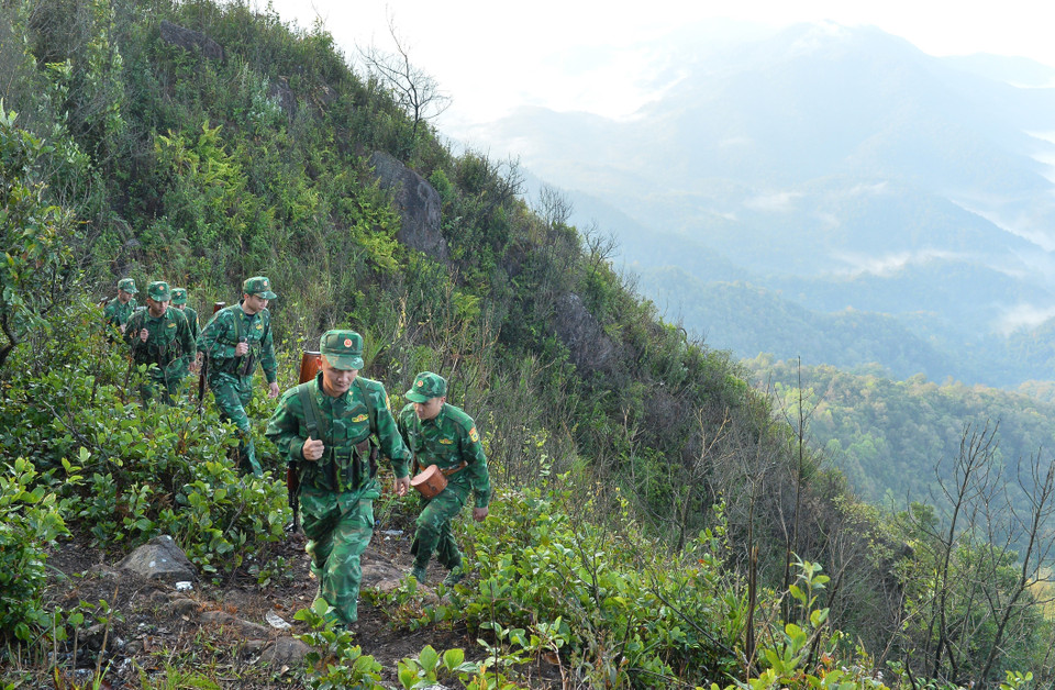 Des soldats du poste-frontière d'A Pa Chai patrouillent pour assurer la sécurité des frontières.