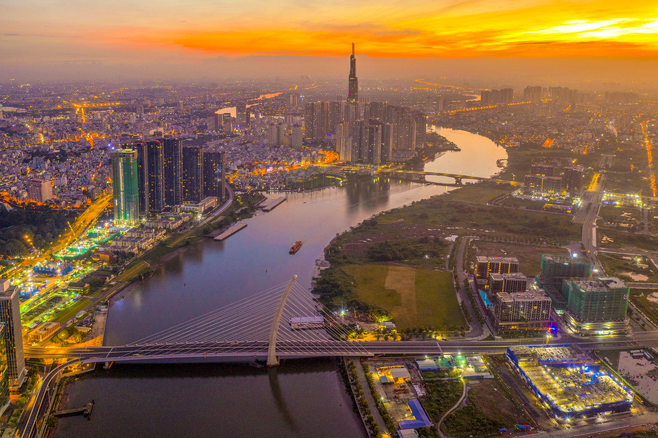 Vue d'en haut, l'architecture urbaine de Hô Chi Minh-Ville apparaît à la fois moderne et harmonieuse avec de nombreux ouvrages impressionnants le long du fleuve Saigon. 