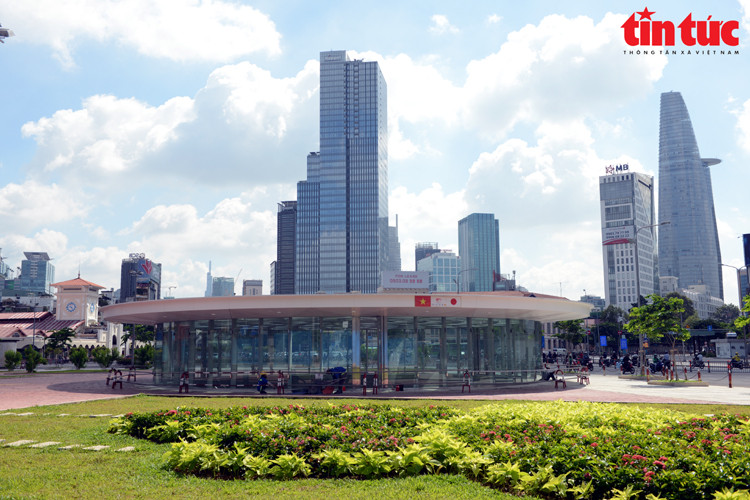La station souterraine de Ben Thanh est entourée d'un mur de verre. Ce sera un nouveau lieu de rendez-vous pour des habitants locaux et des touristes à Ho Chi Minh-Ville.
