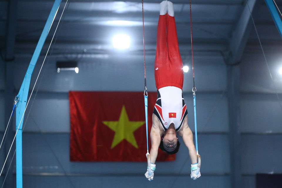 Khanh Phong a excellemment vaincu le champion du monde pour remporter la médaille d'or en gymnastique. 