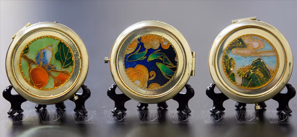 Des sous-verres sont fabriqués avec des décorations accrocheuses. 