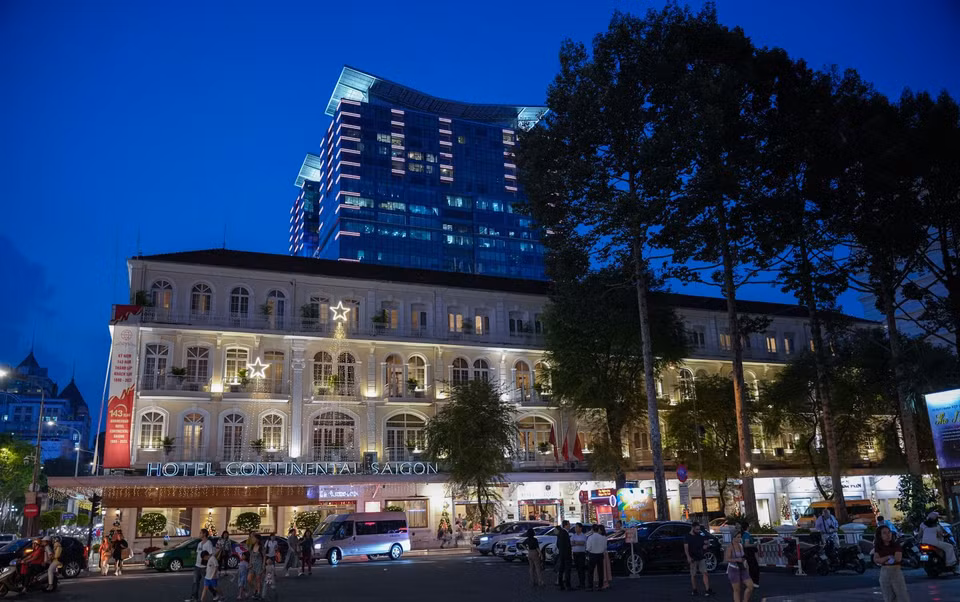 La première destination de ce circuit touristique nocturne est l'hôtel Continental Saigon. Il s’agit de l'hôtel doté de la plus ancienne architecture de style français du Vietnam.