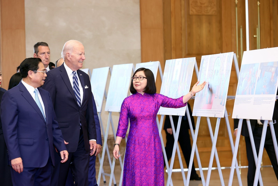 La directrice générale adjointe de la VNA Doan Thi Tuyet Nhung présente des photos sur la coopération Vietnam-États-Unis au Premier ministre Pham Minh Chinh et au président américain Joe Biden. 