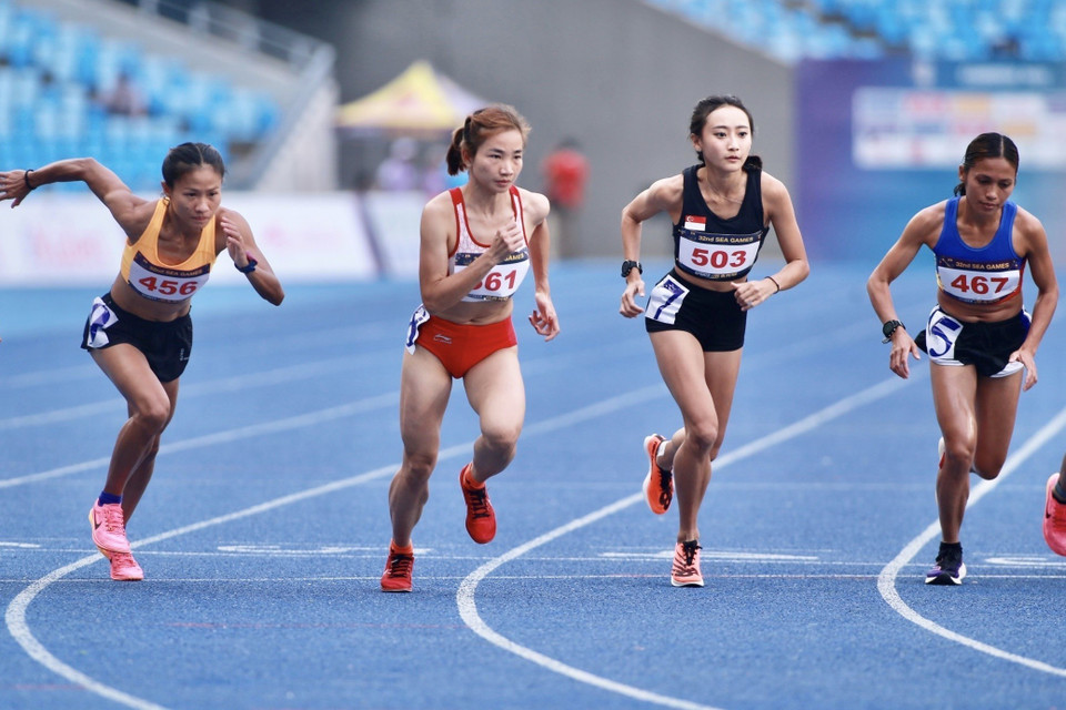 Après avoir remporté trois médailles d’or au 5.000 mètres, au 1.500 mètres et au 3.000 mètres steeple, Nguyên Thi Oanh a stupéfié tout le monde en terminant le 10.000 mètres féminin en 35 minutes 11 secondes 53. 