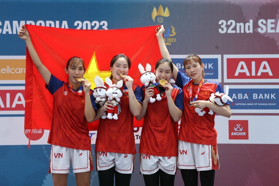 L'équipe féminine de basket-ball 3x3 a battu l'équipe féminine des Philippines en finale, remportant la première médaille d'or de basket-ball de l'histoire des SEA Games pour les sports vietnamiens.
