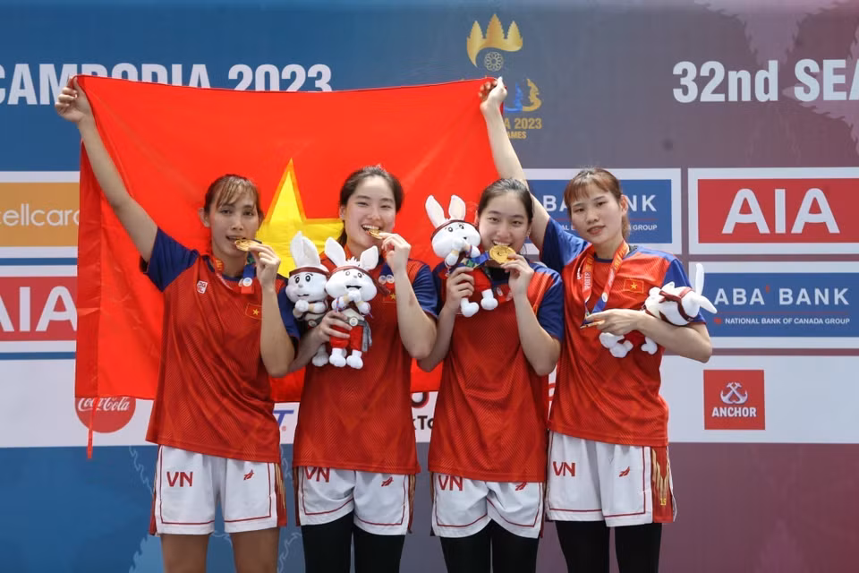 L'équipe féminine de basket-ball 3x3 a battu l'équipe féminine des Philippines en finale, remportant la première médaille d'or de basket-ball de l'histoire des SEA Games pour les sports vietnamiens.