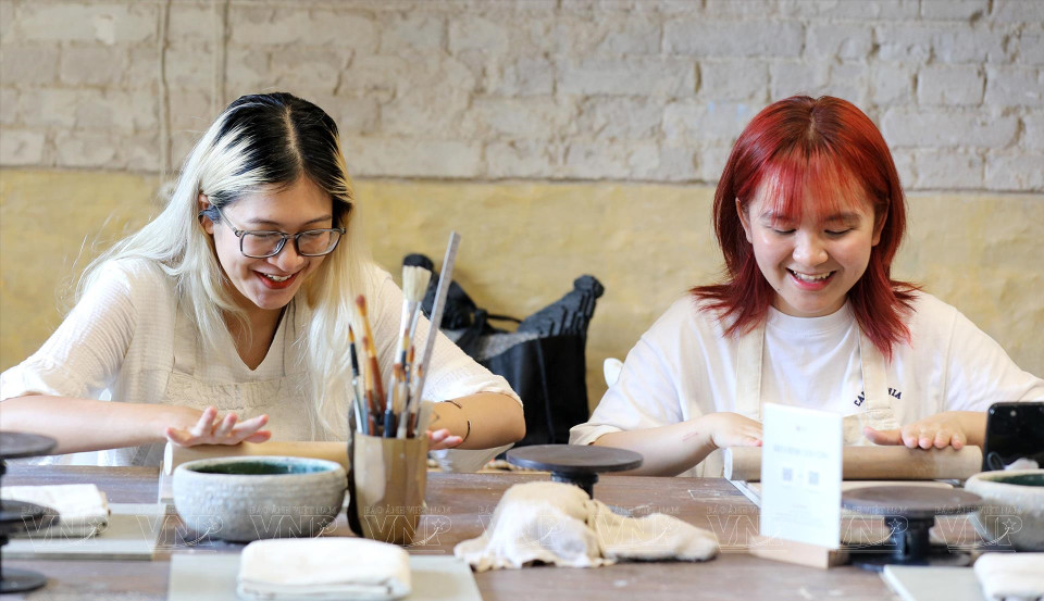 La première étape est le modelage avec de l'argile. 