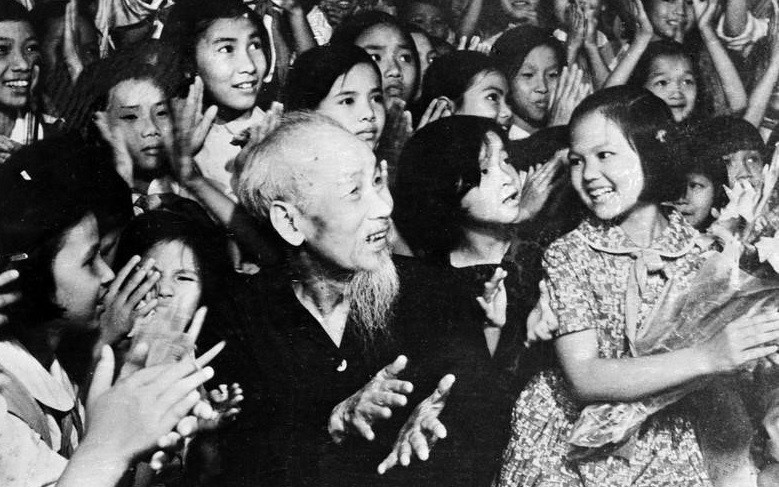 Dans la soirée du 31 mai 1969, au Palais présidentiel, le président Ho Chi Minh et les enfants de la capitale assistent à un spectacle musical à l'occasion de la Journée internationale de l’enfance 1er juin. Photo: VNA