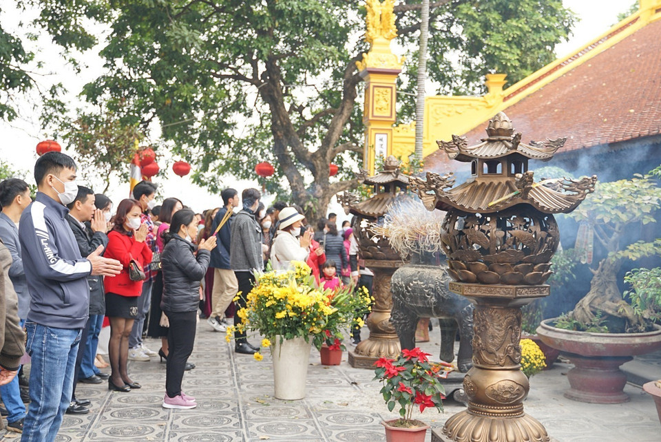 La visite des pagodes et des temples durant les premiers jours de l’année lunaire permet aussi de jouir de la beauté de la nature au printemps. Ainsi, à Hanoï, le temple de Tây Hồ, les pagodes Quán Sứ et Trấn Quốc sont souvent bondés.