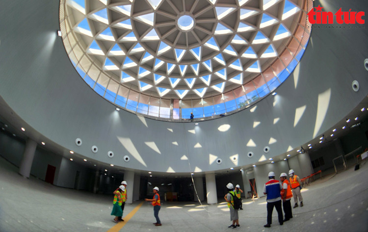 Au 1er étage de la station souterraine de Ben Thanh. 