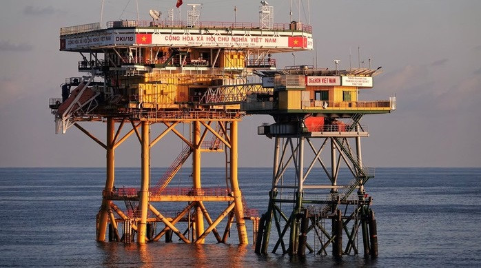 Le réseau de plates-formes DK1 reste fermement implanté en Mer Orientale, témoignage vivant de la volonté inébranlable des soldats de défendre la souveraineté maritime de la Patrie. 