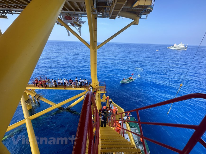 Les plates-formes forment une véritable “ceinture d’acier” en Mer Orientale, apportant un solide soutien aux pêcheurs hauturiers.