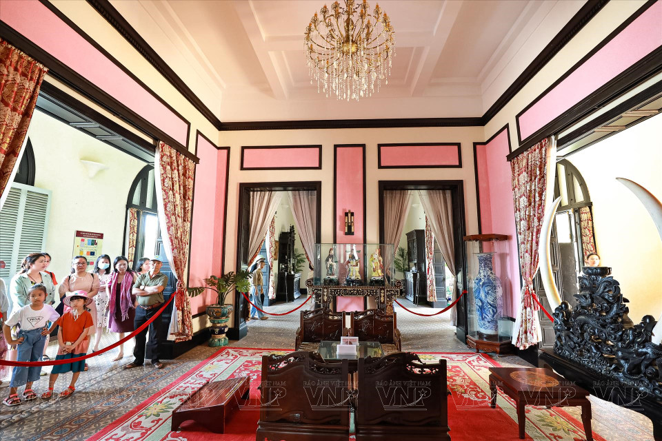 Bach Dinh ou la Villa Blanche, lieu de villégiature du gouverneur général français en Indochine, Paul Doumer, et de hauts fonctionnaires de l'époque franco-américaine. 