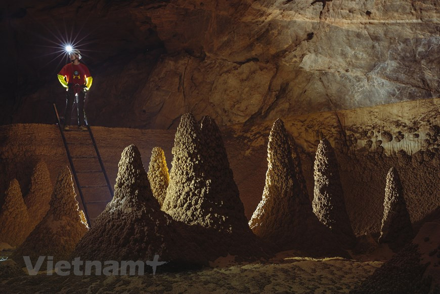 D’une longueur de 1,7 km, Hang Va abrite également des stalagmites de forme conique avec une structure extrêmement originale.