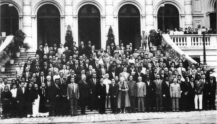 Le président Ho Chi Minh avec les délégués participant à la Conférence internationale de solidarité avec le peuple du Vietnam contre l'agression impérialiste américaine, pour la défense de la paix, en novembre 1964. Photo : VNA 