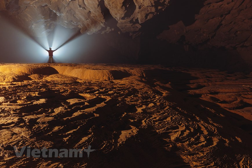 Hang Va est située au km28 de la branche ouest de la route Ho Chi Minh, à seulement 50m de la porte arrière de la grotte de Son Doong.