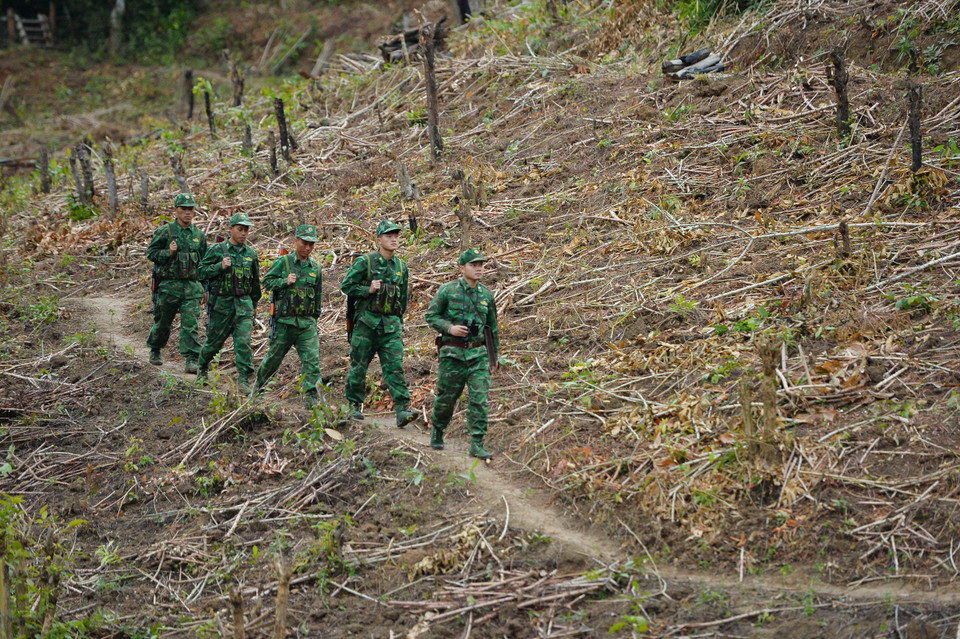 Des soldats du poste-frontière de Pa Thom.
