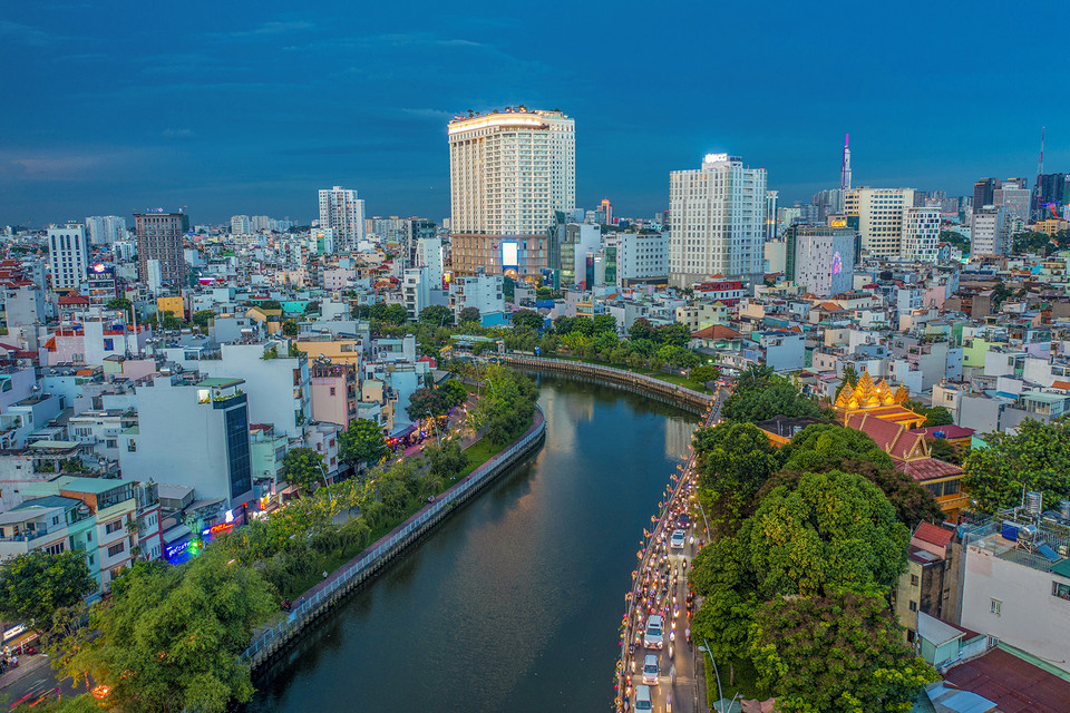 Saigon ou Ho Chi Minh-Ville fait peau neuve de plus en plus avec ses canaux propres et verts, reflets d'une ville moderne et civilisée.