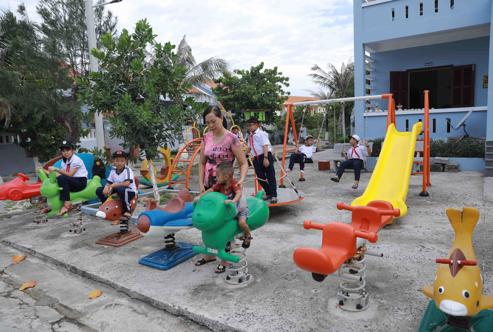 Les infrastructures du district insulaire de Truong Sa ont été améliorées. Les routes, les écoles et les maisons ont été consolidées pour résister au vent et aux vagues.