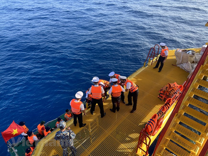 Les officiers et les soldats en service dans ces plates-formes doivent être résistants pour surmonter toutes les difficultés pour accomplir leur mission. 