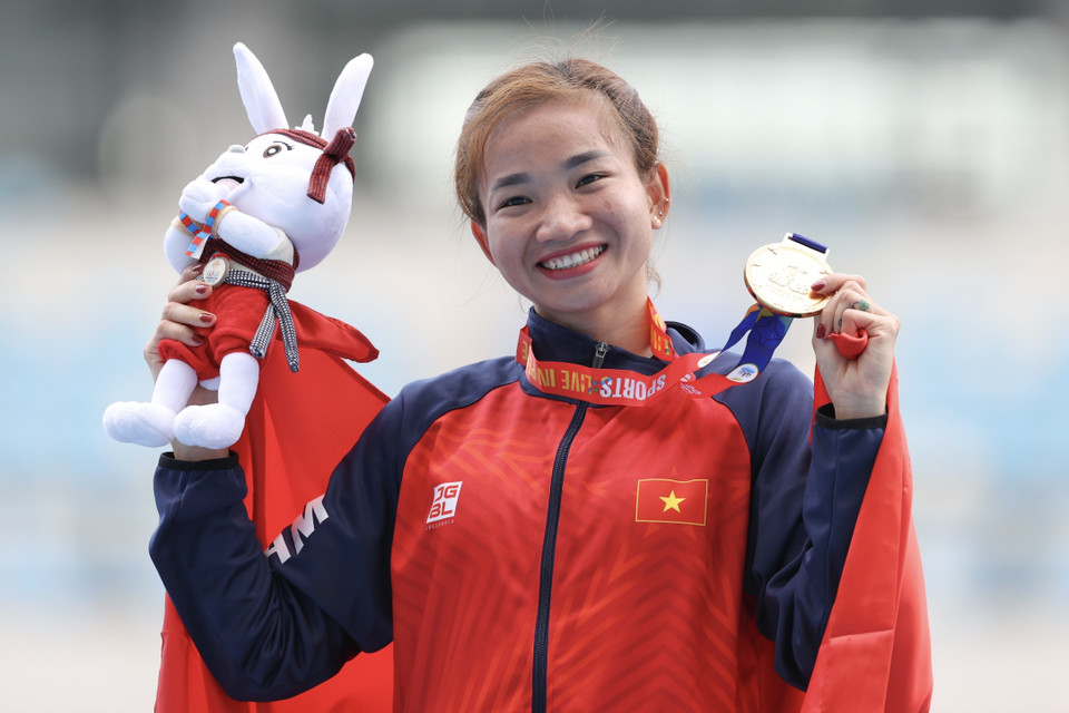  Nguyên Thi Oanh reçoit sa médaille d’or du 3.000 mètres steeple le 9 mai.