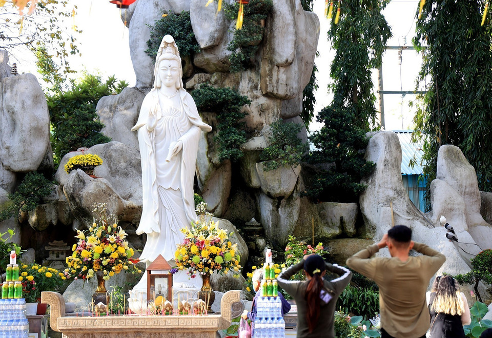 En général, pour faire des prières, on brûle des bâtonnets d’encens. Mais on peut tout aussi bien préparer un plateau d’offrandes en l’honneur du Bouddha.