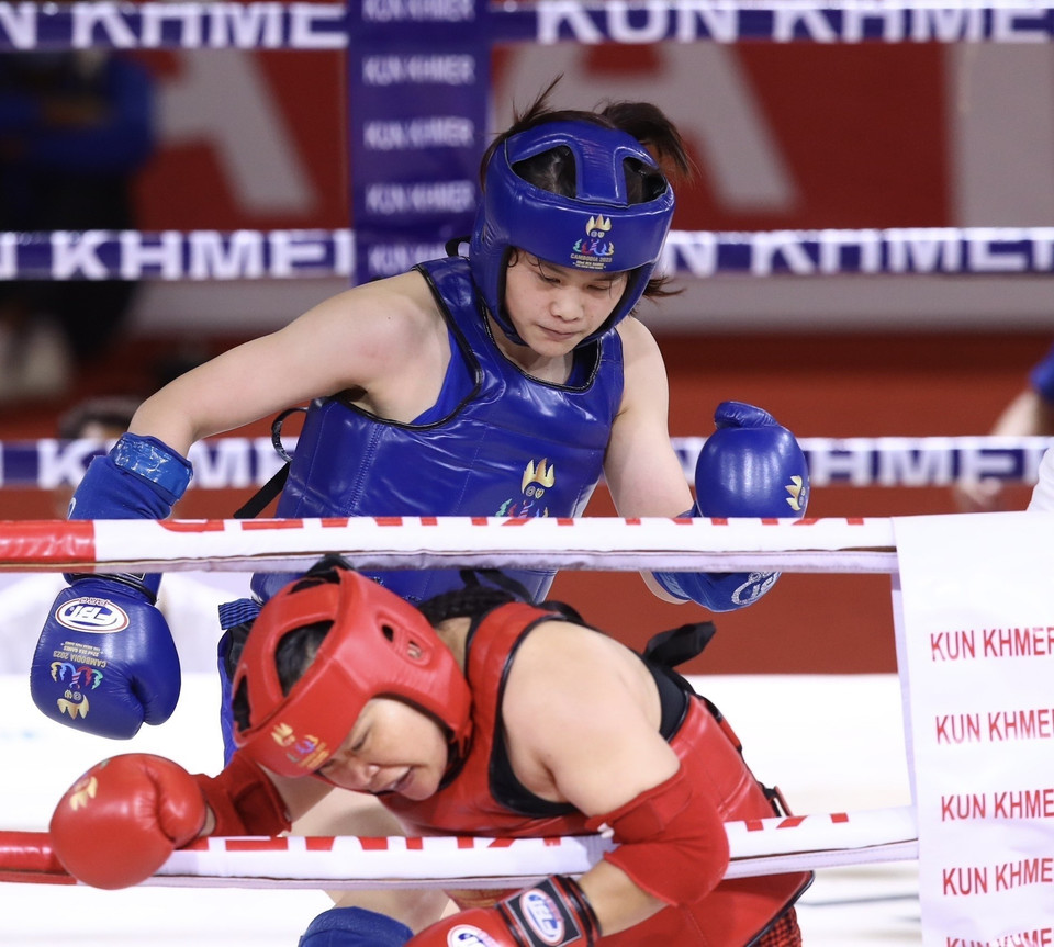 L'athlète Bang Thi Mai a battu Samnang Sam, la sportive du pays hôte des SEA Games 32 dans la catégorie féminine des 60 kg pour remporter la troisième médaille d'or de l'équipe vietnamienne kun khmer.
