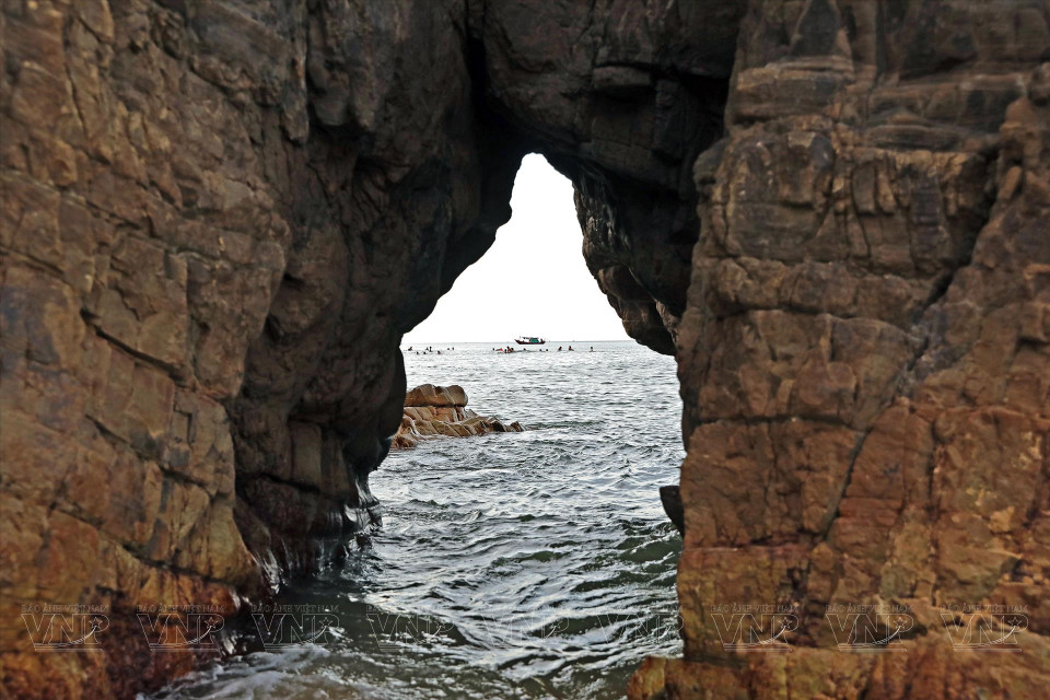 Les formations rocheuses de la plage de Da Nhay raviront les photographes pour leur côté primitif et authentique. 