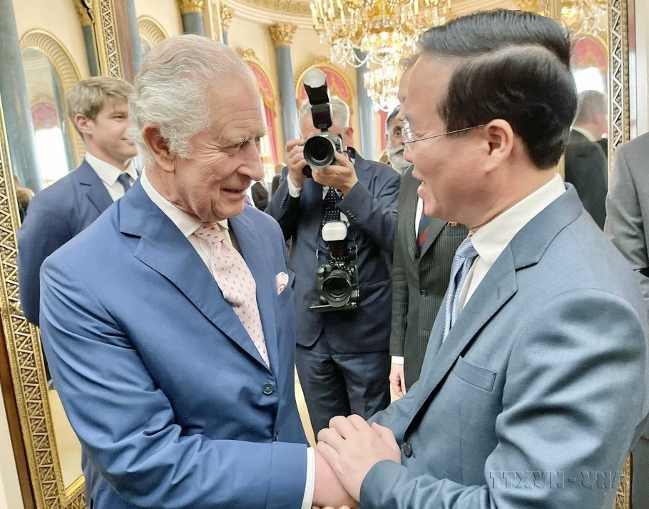 Dans le cadre de sa participation à la cérémonie de couronnement du roi britannique Charles III et de la reine Camilla à Londres, le président Vo Van Thuong rencontre le roi Charles III (2023). 