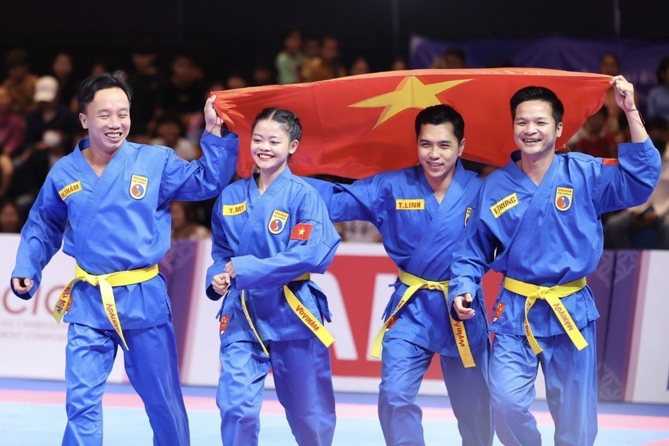 Les athlètes Lam Thi Thuy My, Le Toan Trung, Doan Hoang Tham et Lam Tri Linh remportent une médaille d'or pour l'épreuve de Vovinam.