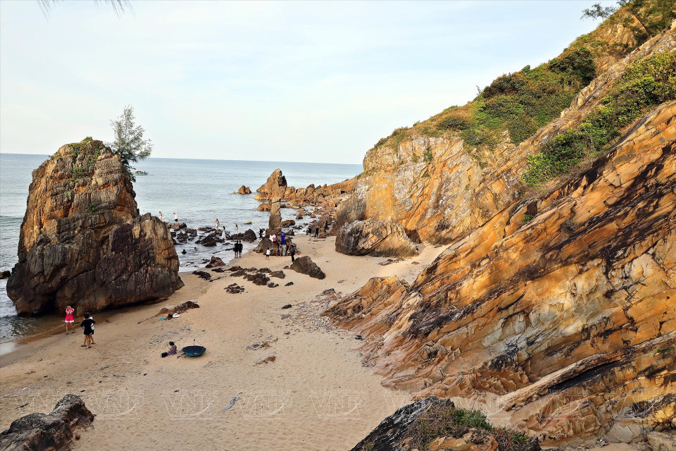 Da Nhay en vietnamien signifie “les roches qui sautent”, se référant à la caractéristique topographique de cette plage où des milliers de roches émergent de la plage.