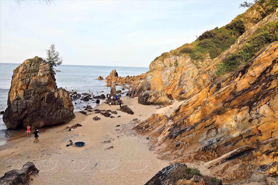 Da Nhay en vietnamien signifie “les roches qui sautent”, se référant à la caractéristique topographique de cette plage où des milliers de roches émergent de la plage.