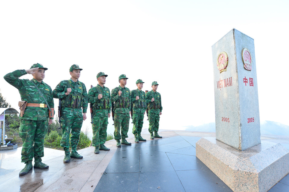 Une patrouille de gardes-frontières d'A Pa Chai à la borne terrestre N°0 à l’extrême Ouest du pays - carrefour des frontières Vietnam - Laos - Chine. 