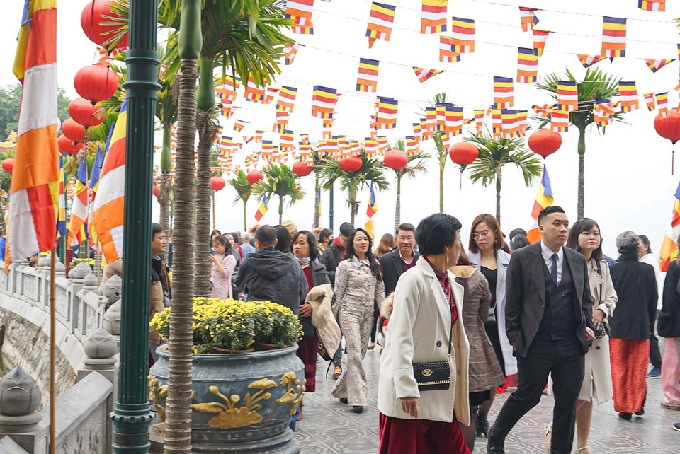 Les Vietnamiens préfèrent aller à la pagode le jour de l’An, qu’ils considèrent comme un moment sacré marquant la transition entre l’année qui s’achève et celle qui débute, comme un moment de communion entre le ciel et la terre. Le son de la cloche retentit dans l’espace, plongeant le sanctuaire dans une atmosphère méditative. 