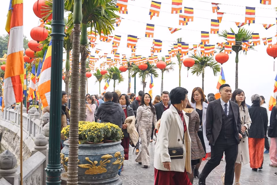 Les Vietnamiens préfèrent aller à la pagode le jour de l’An, qu’ils considèrent comme un moment sacré marquant la transition entre l’année qui s’achève et celle qui débute, comme un moment de communion entre le ciel et la terre. Le son de la cloche retentit dans l’espace, plongeant le sanctuaire dans une atmosphère méditative. 