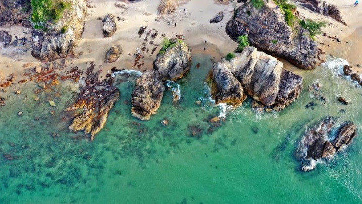 Située à côté du parc national de Phong Nha-Ke Bang, un site classé au patrimoine mondial de l’UNESCO, la plage de Da Nhay est l’un des plus importants sites touristiques de Quang Binh.