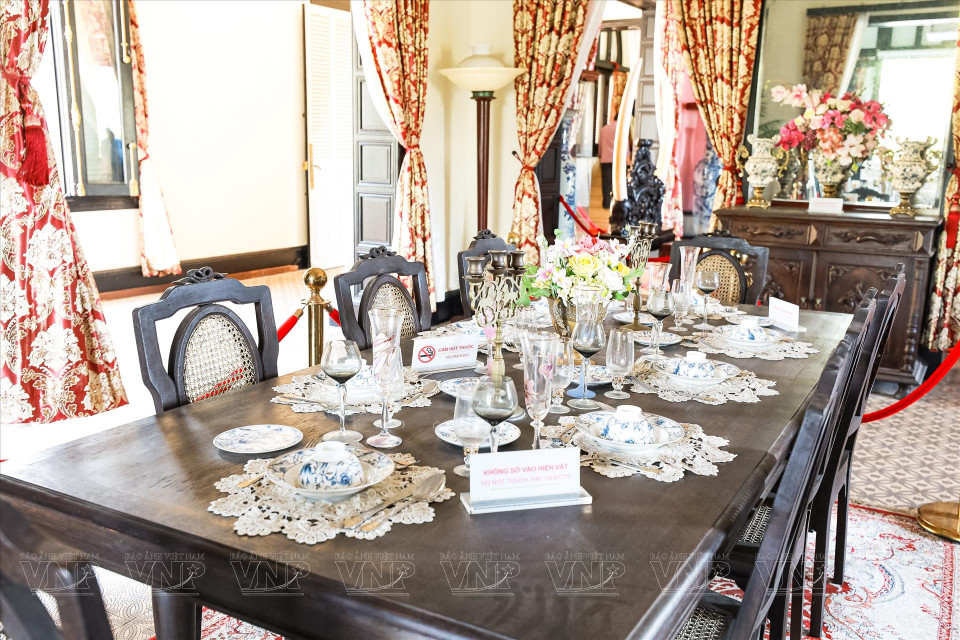  Le premier étage présente des meubles anciens. 