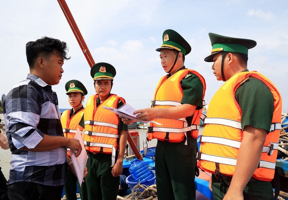 Des officiers et des soldats du poste de garde-frontière de Rach Goc (Ca Mau) vérifient les documents conformément à la réglementation applicable aux propriétaires de bateaux de pêche.