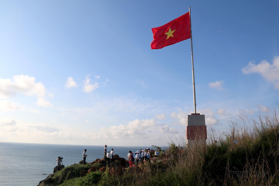 Mât au drapeau sur l'île de Phu Quy, province de Binh Thuan. 