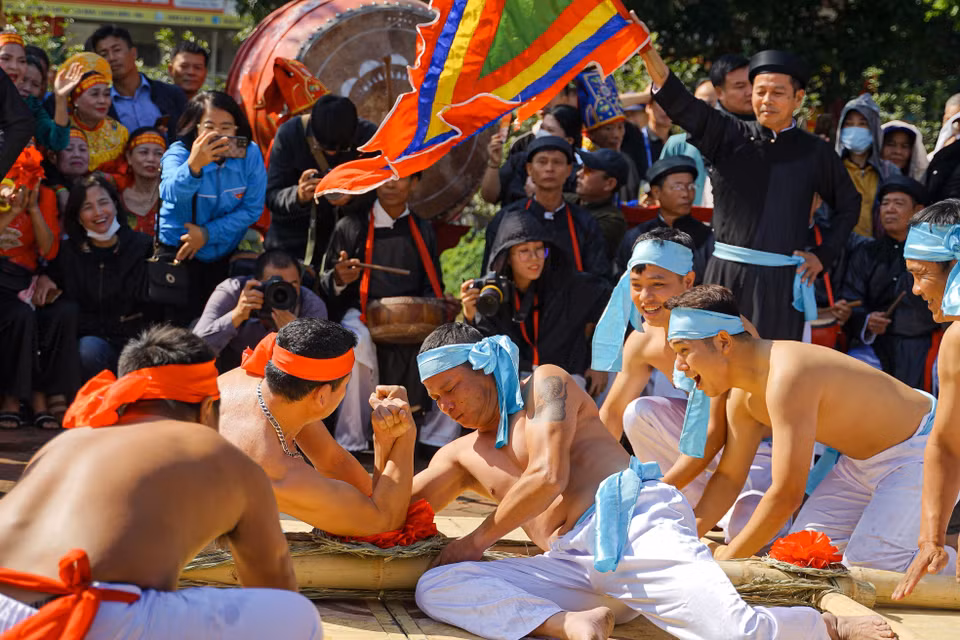Représentation de bras de fer du groupe de tir à la corde au village de Huu Chap (Bac Ninh) avant la compétition.