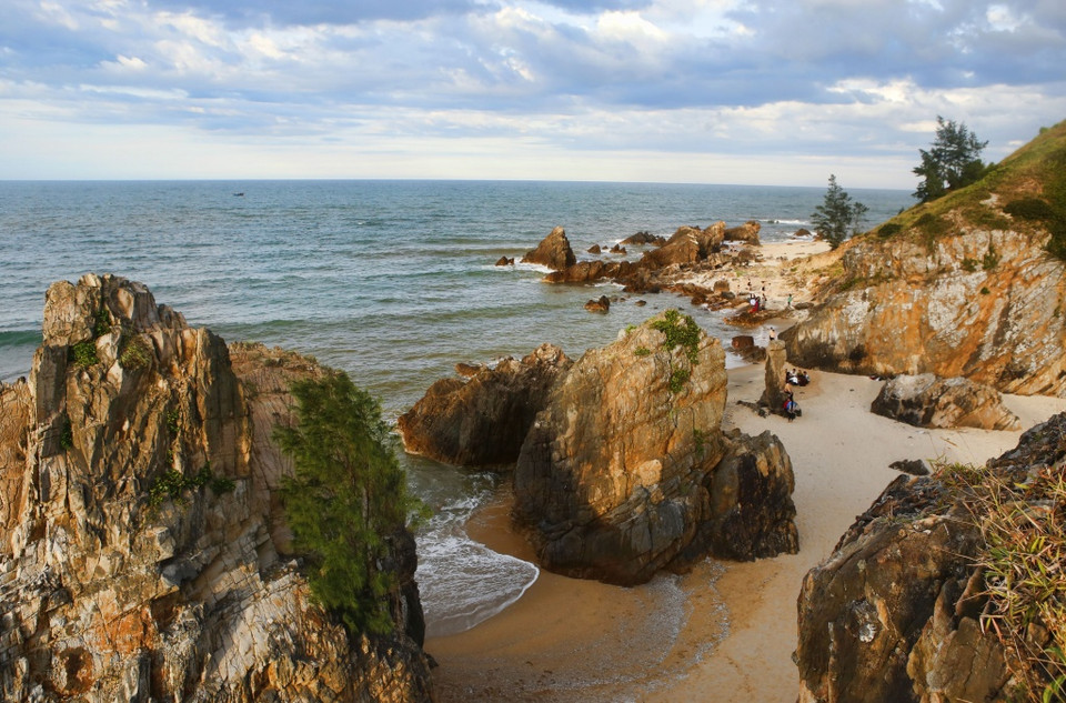 La plage est plate, l’eau pure et le sable blanc et fin. Les touristes aiment se promener sur la plage et écouter le très apaisant bruit des vagues.