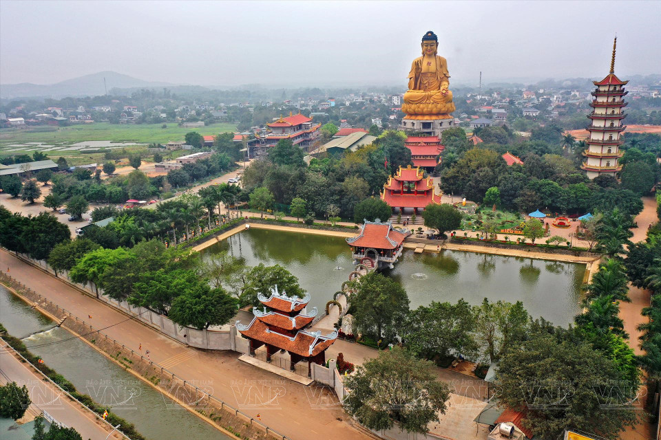 Vue panoramique sur la pagode Khai Nguyen avec la statue de Bouddha Amitabha de 72 m de haut. 