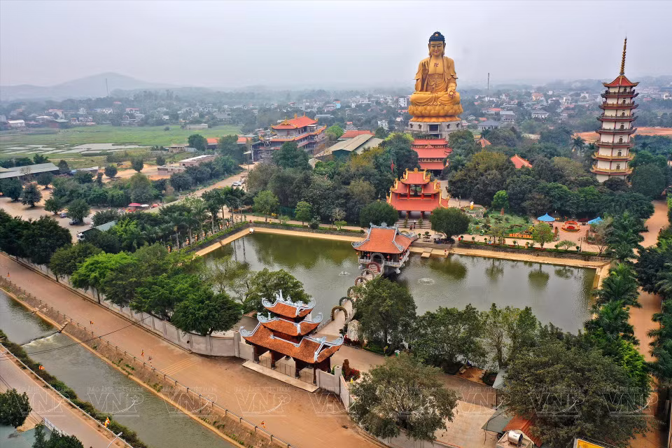 Vue panoramique sur la pagode Khai Nguyen avec la statue de Bouddha Amitabha de 72 m de haut. 