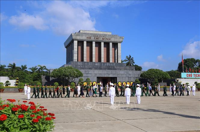Des délégations rendent hommage au Président Ho Chi Minh dans son Mausolée. Photo : VNA 